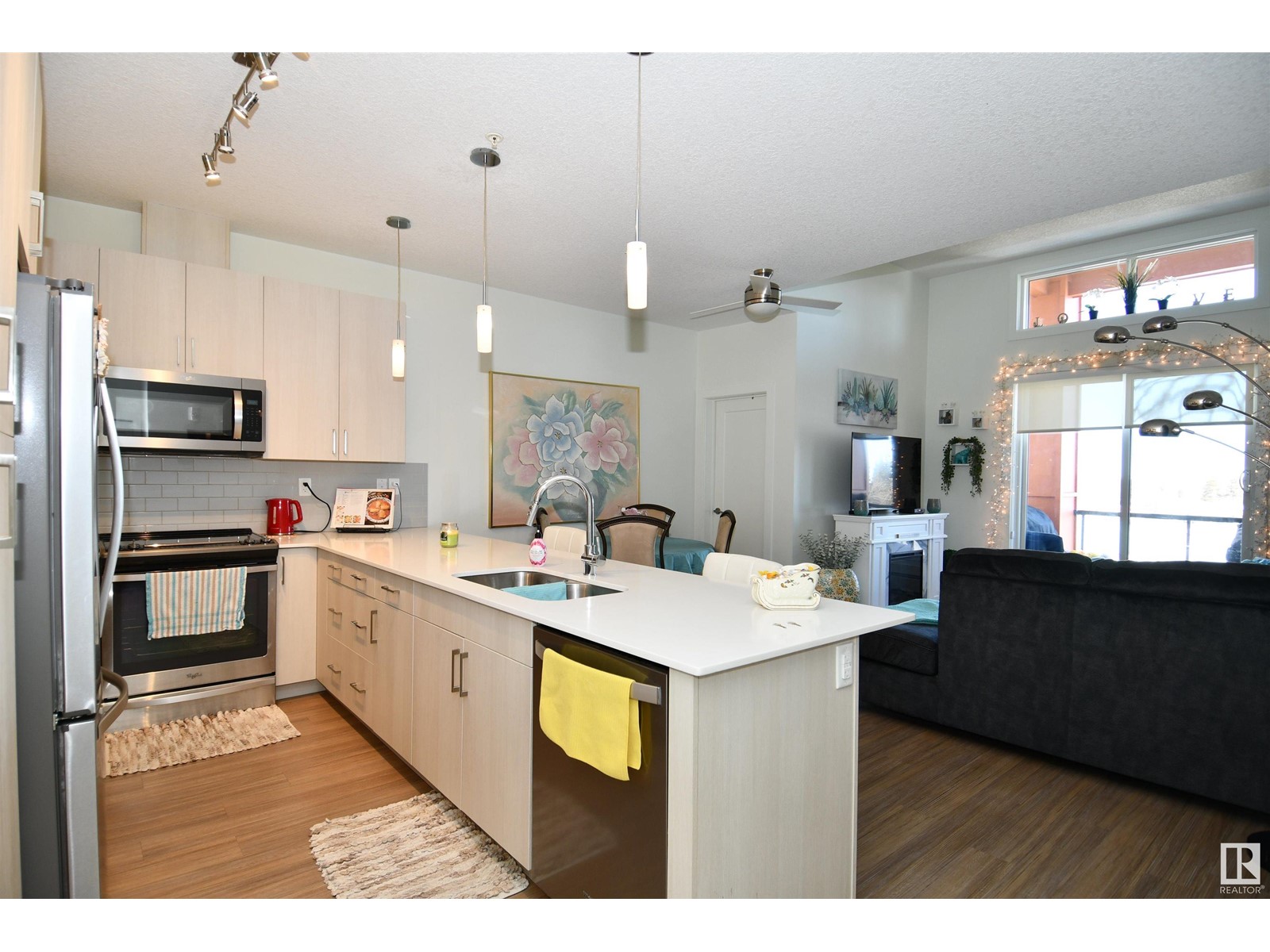#408 17 COLUMBIA AV