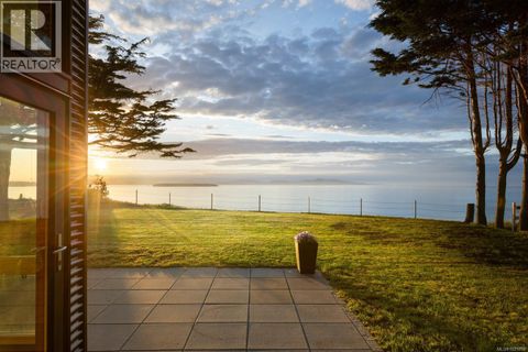 3300 Livesay Rd Central Saanich BC V8M1W7