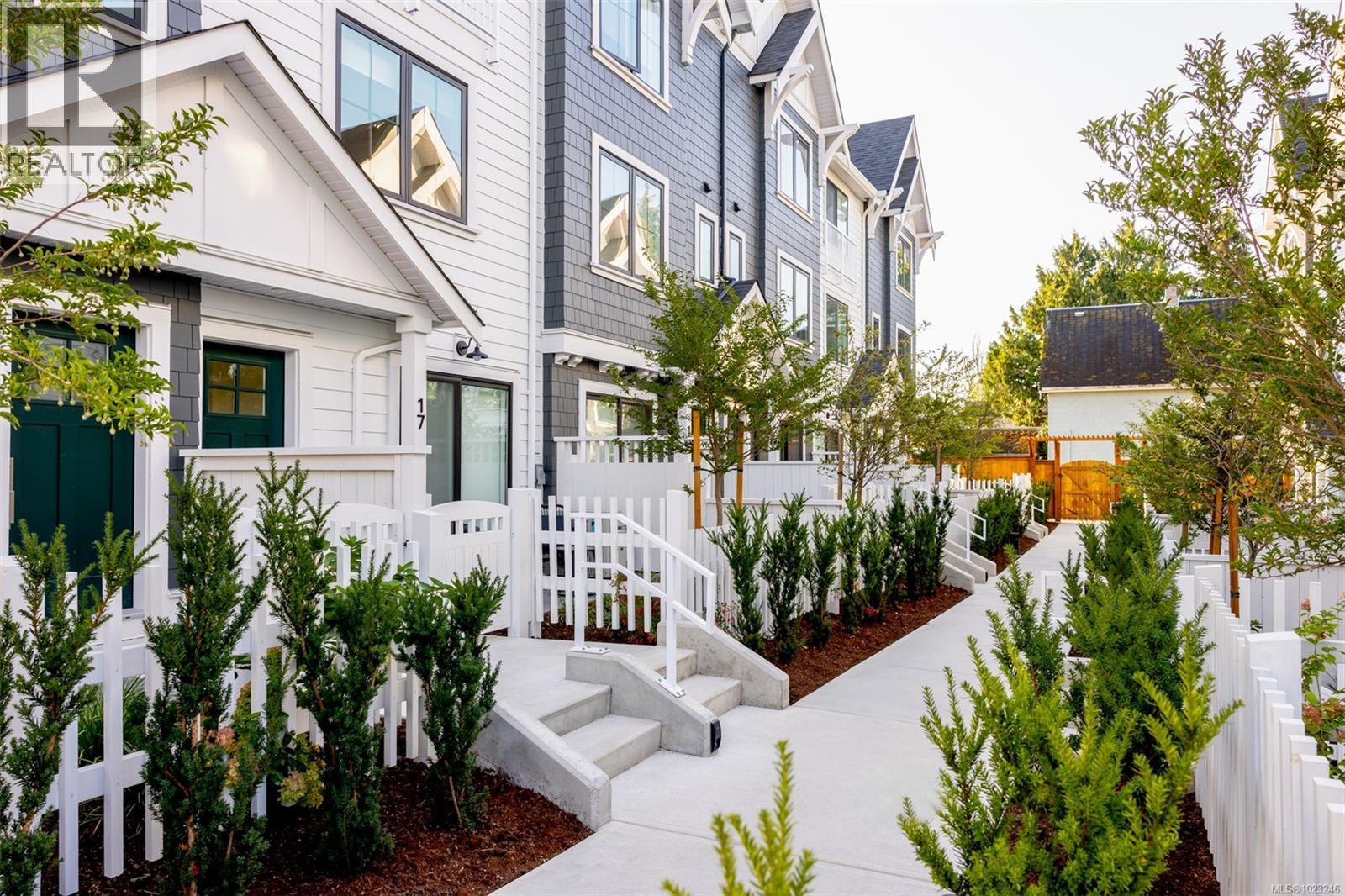 TH15 3450 Whittier Ave