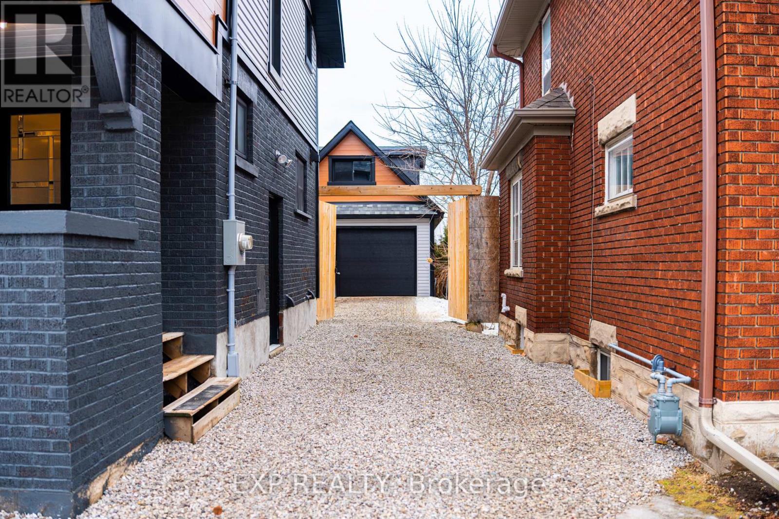 35 STIRLING AVENUE N