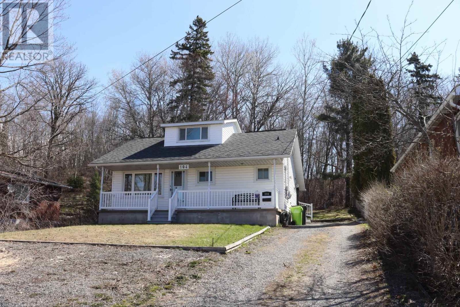 Photo 1 of 19 — 104 Birch ST, Sault Ste. Marie, ON P6B2J6