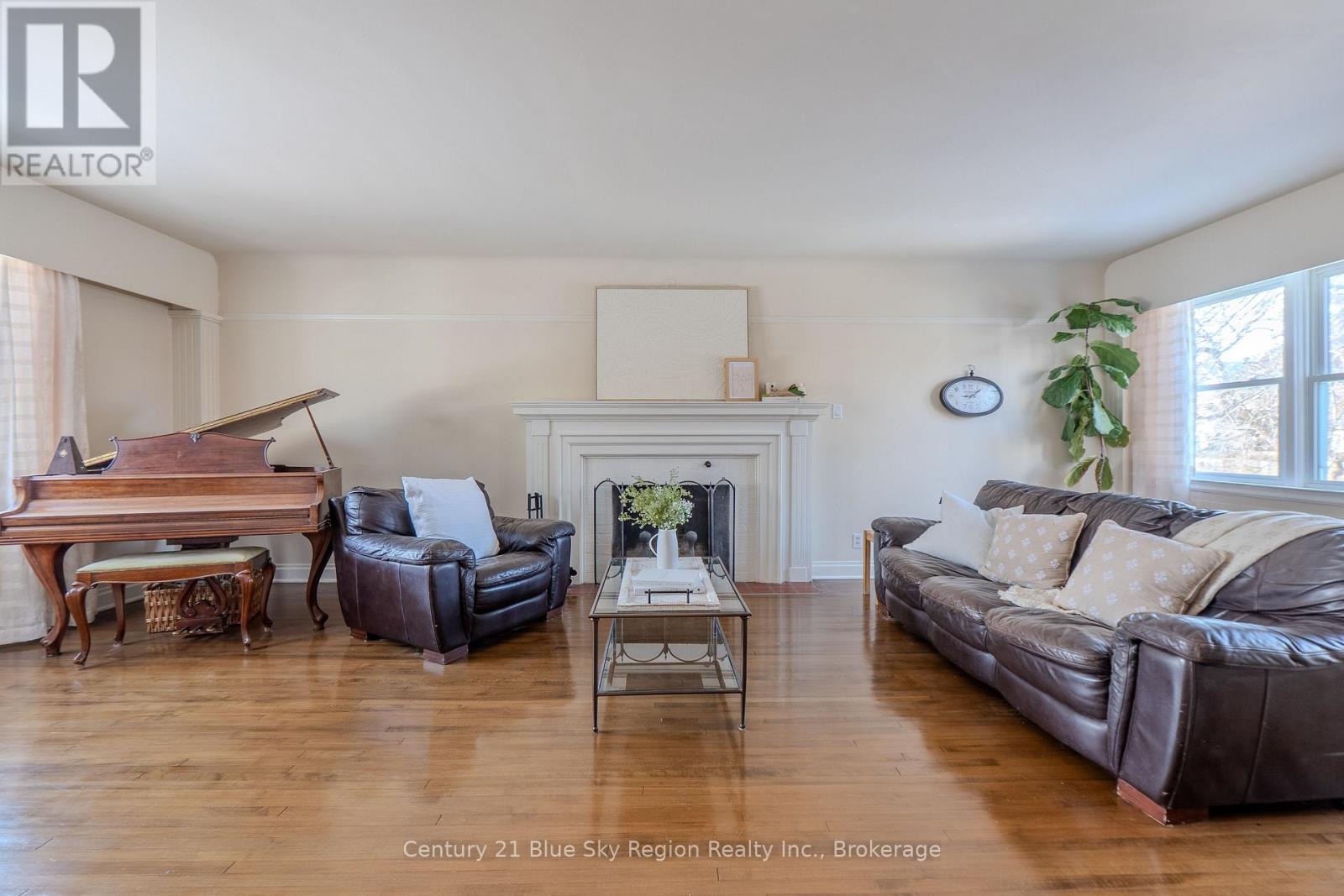 749 MCINTYRE STREET W