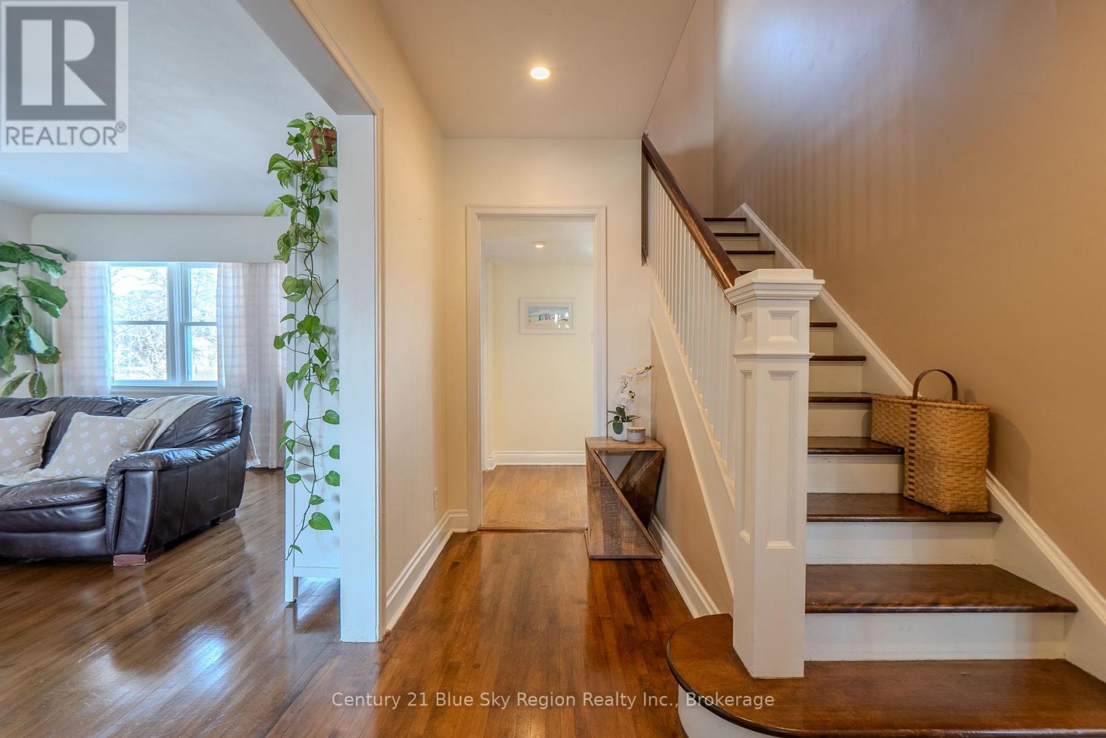 749 MCINTYRE STREET W