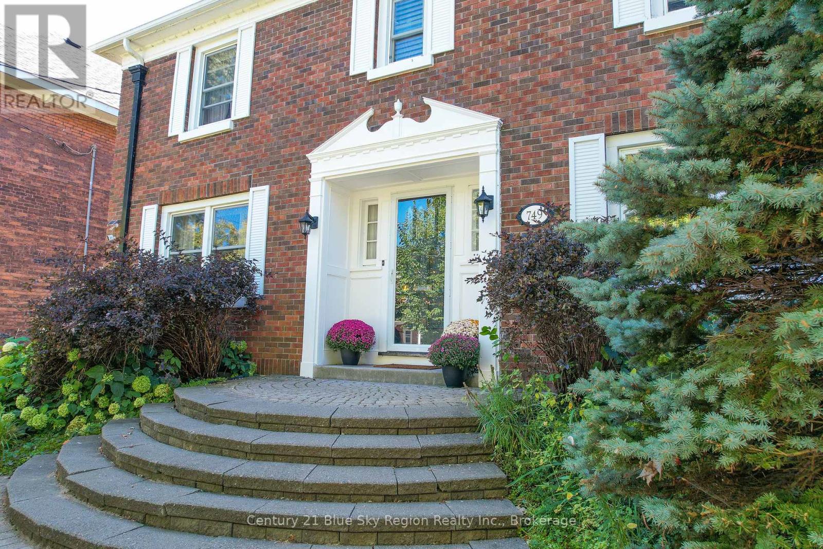 749 MCINTYRE STREET W