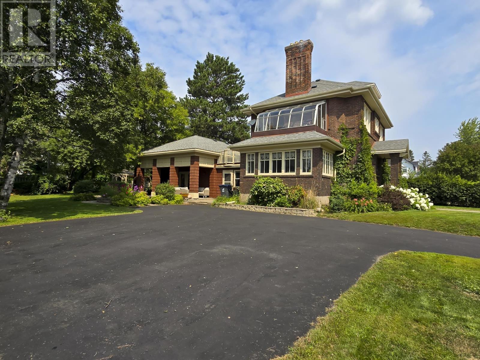 124 Summit AVE