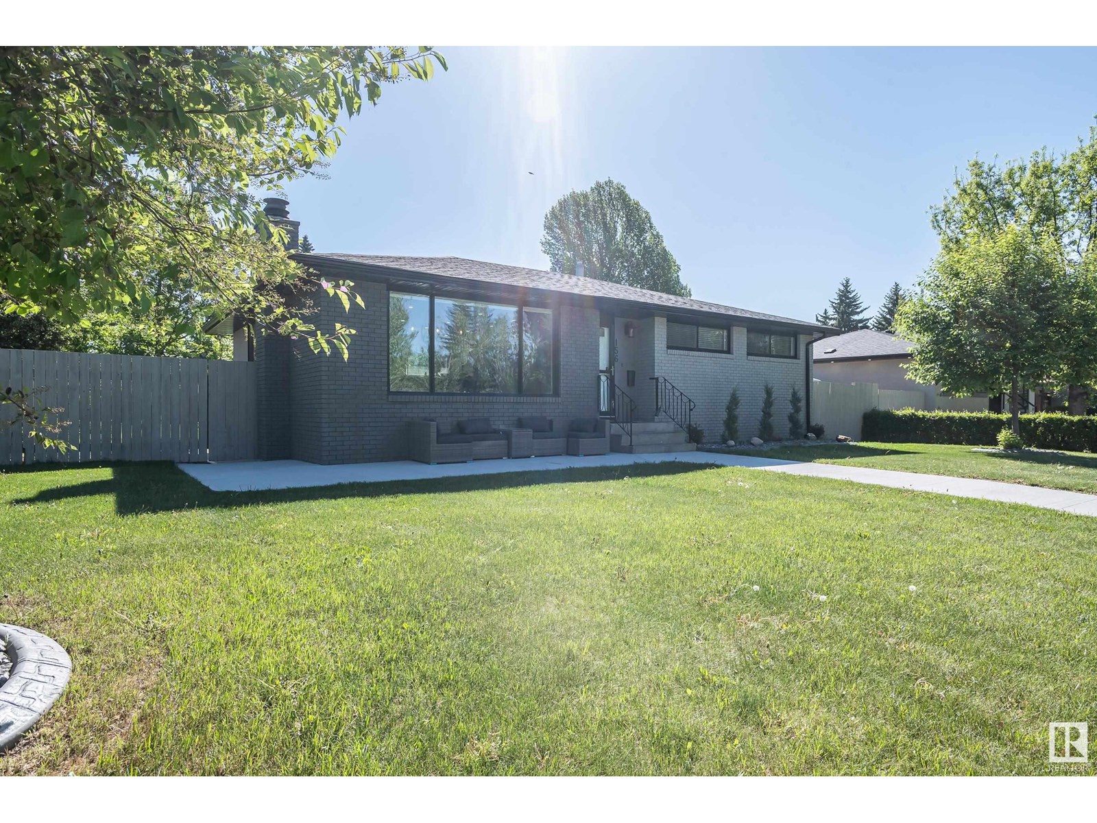156 Laurier DR NW