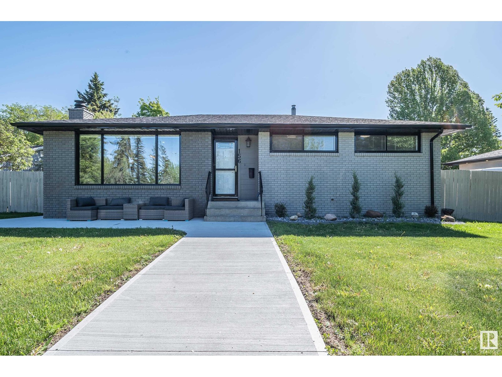 156 Laurier DR NW