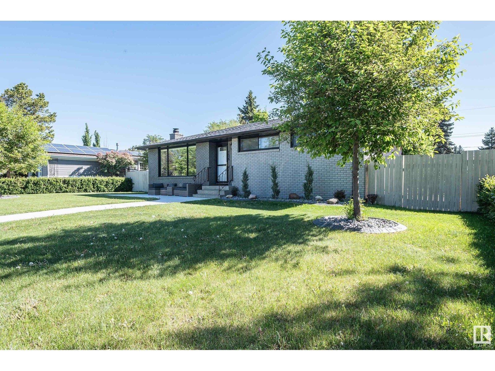 156 Laurier DR NW