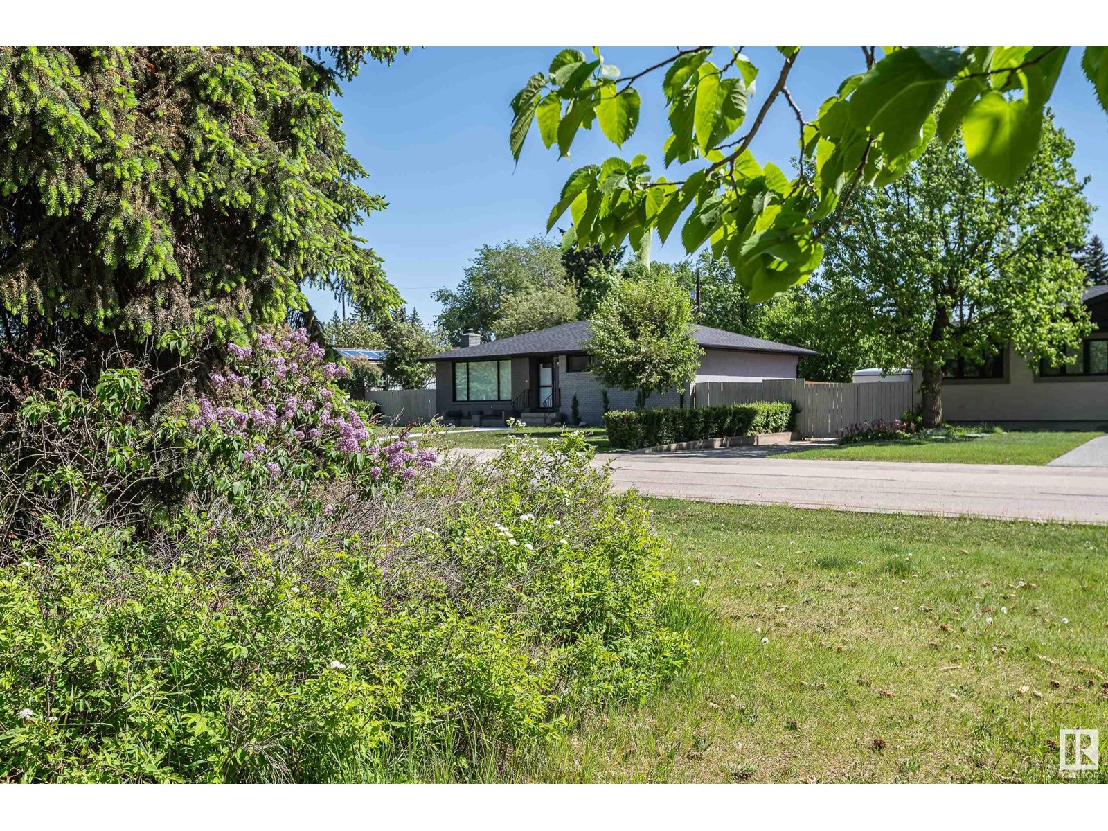 156 Laurier DR NW