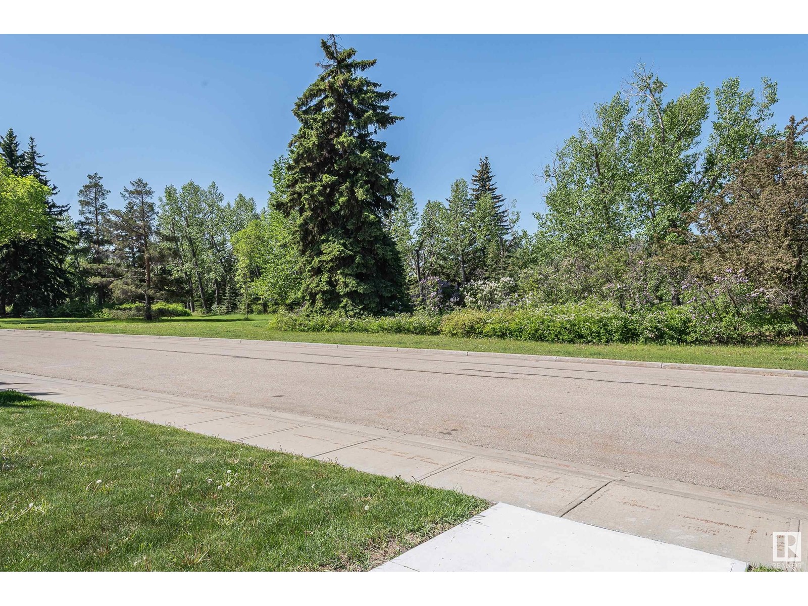 156 Laurier DR NW