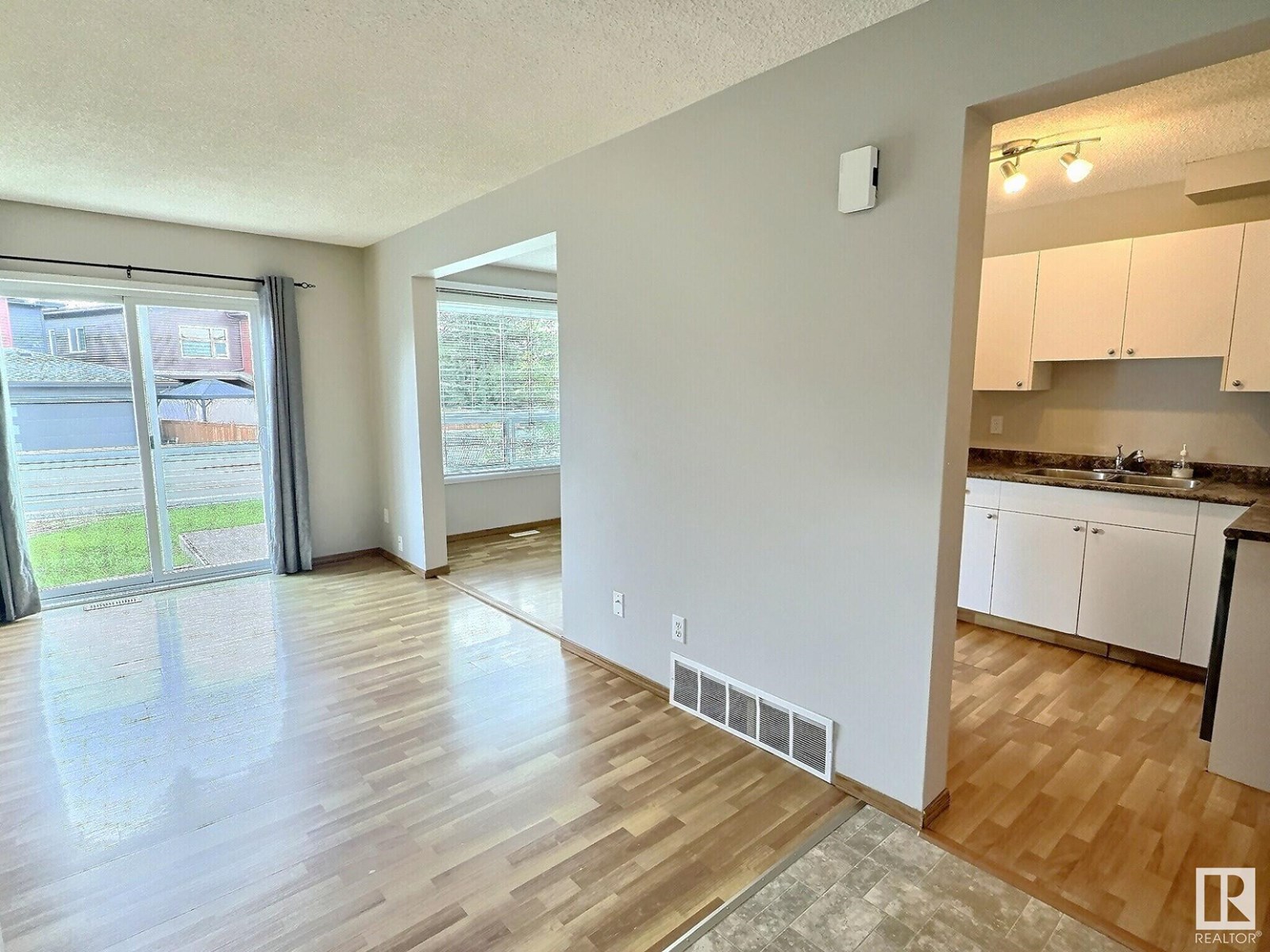 2206 38 ST NW