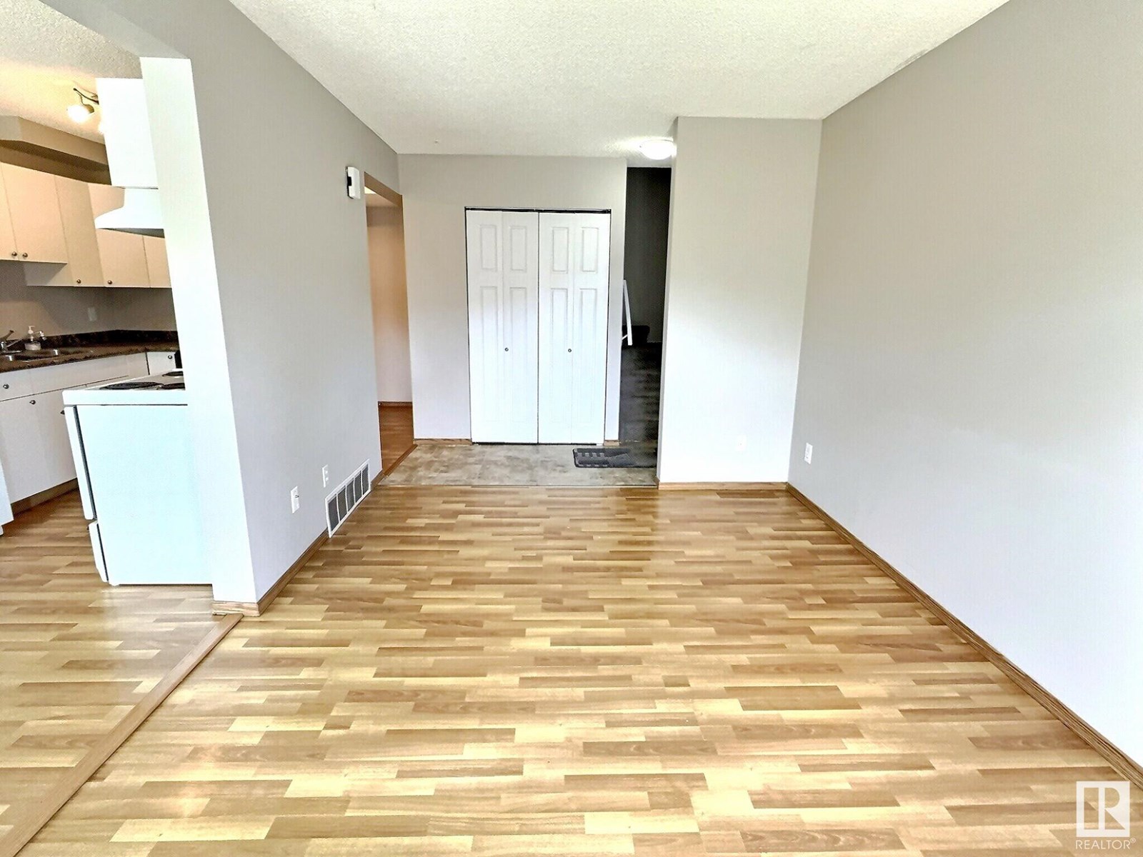 2206 38 ST NW