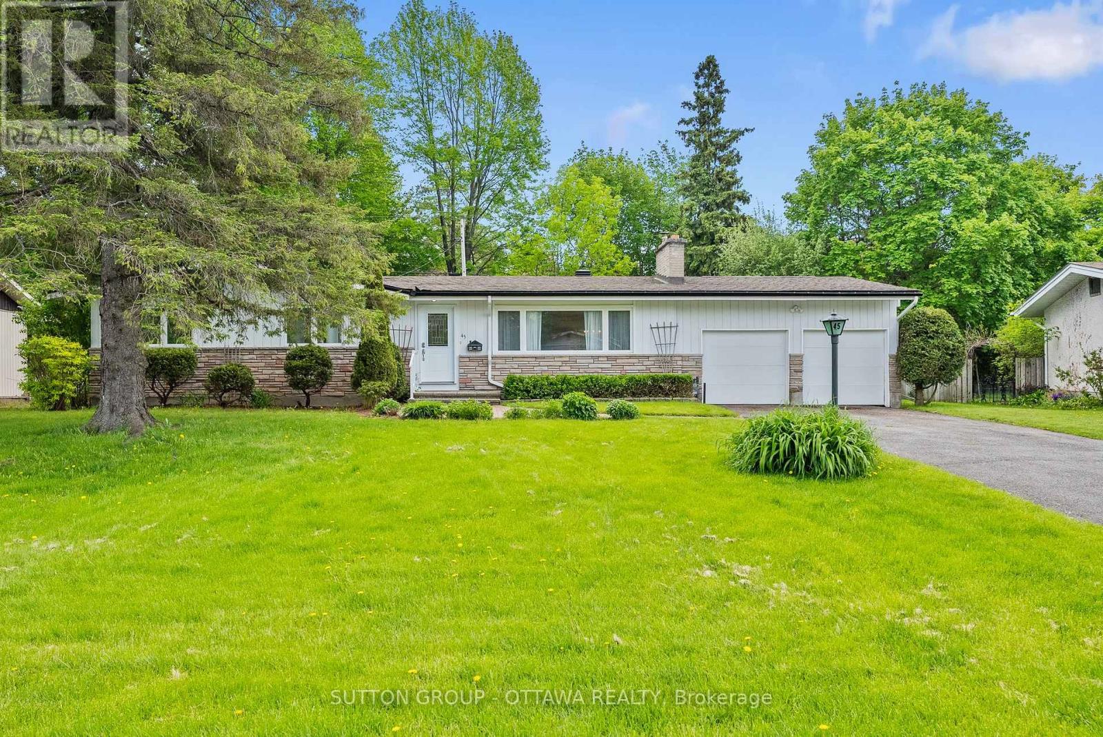 Photo 1 of 47 — 45 LARKSPUR DRIVE, Ottawa, ON K2H6K8