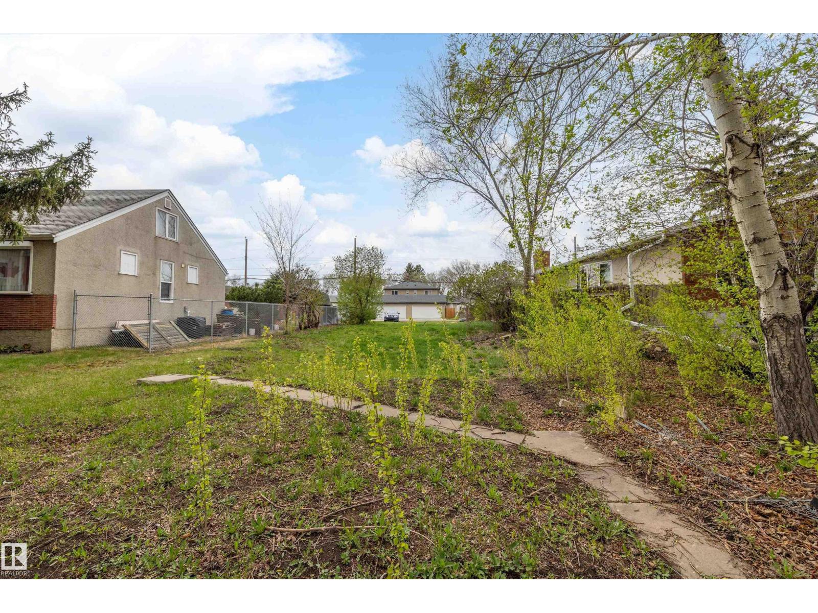 12128 80 ST NW