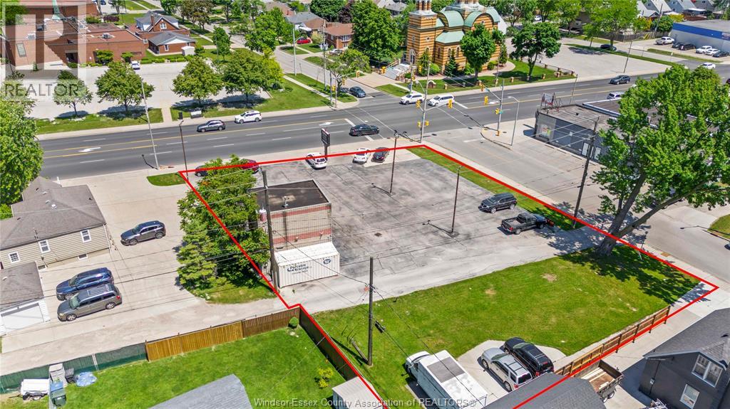 3277 TECUMSEH ROAD East