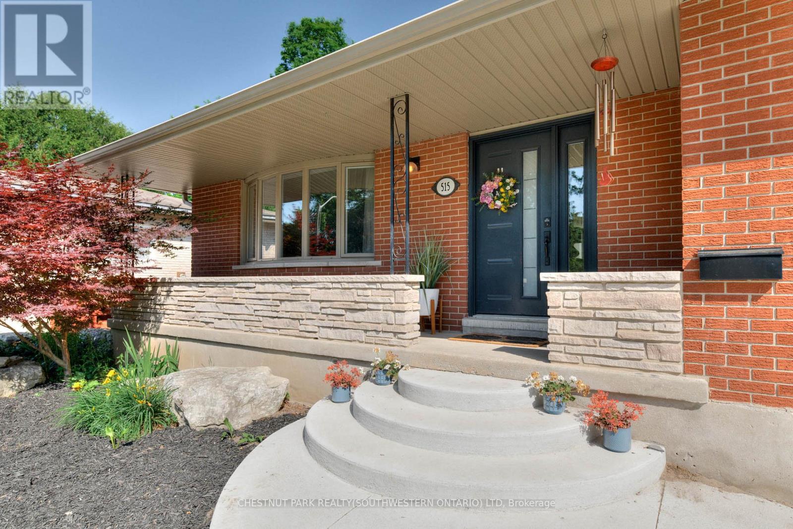 515 TWIN OAKS CRESCENT