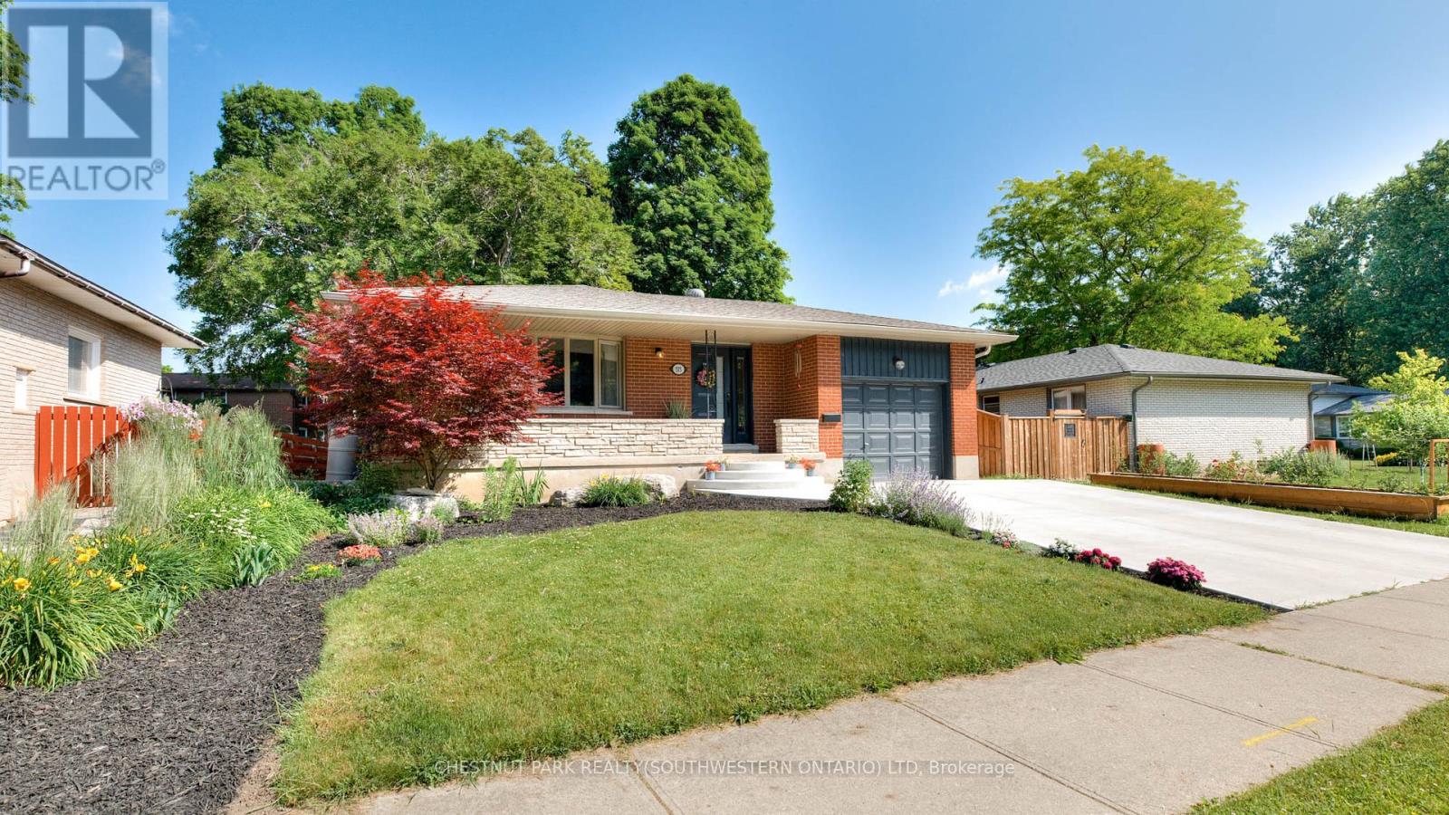 515 TWIN OAKS CRESCENT