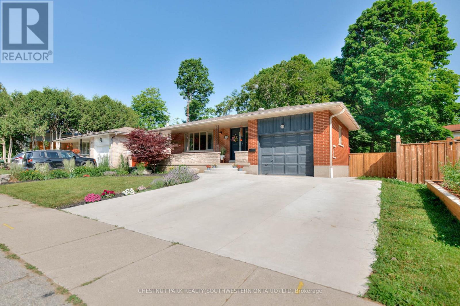 515 TWIN OAKS CRESCENT