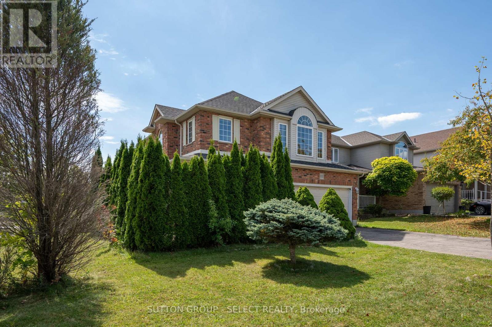 830 CRESTHAVEN CRESCENT