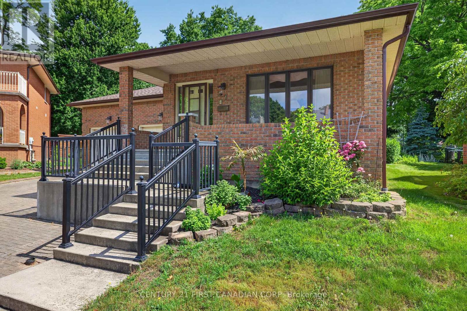 27 STIRRUP COURT