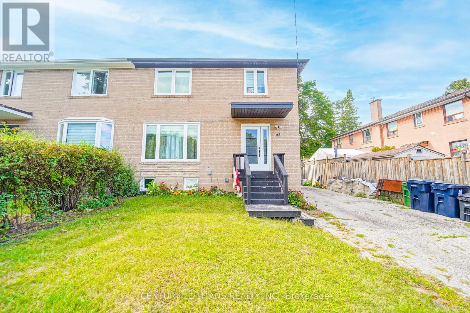 42 PIXLEY CRESCENT