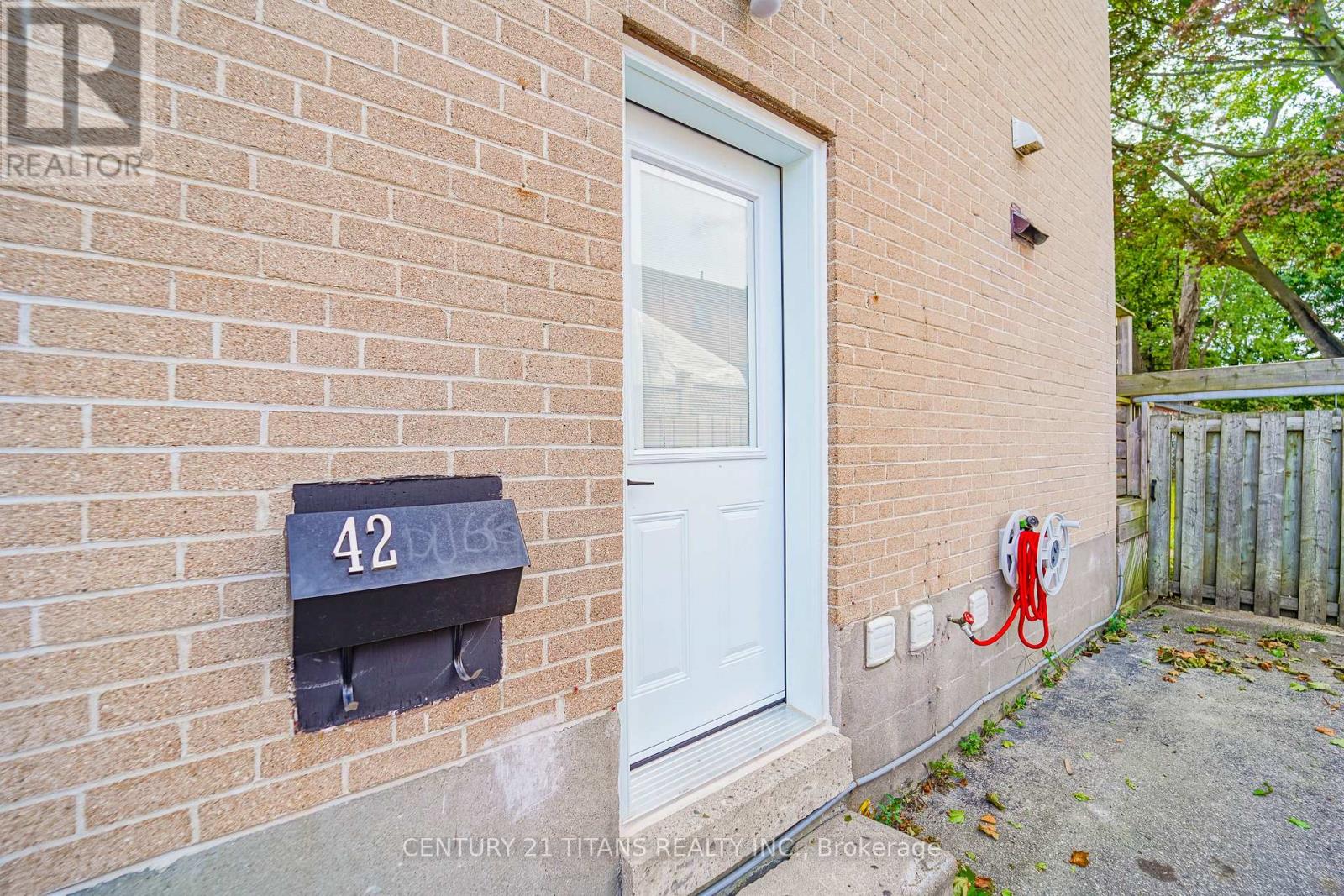 42 PIXLEY CRESCENT