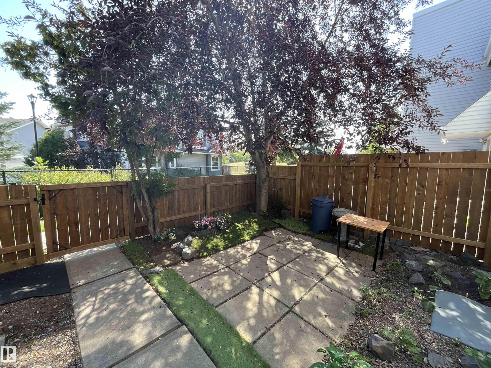 9 MCLEOD PL NW