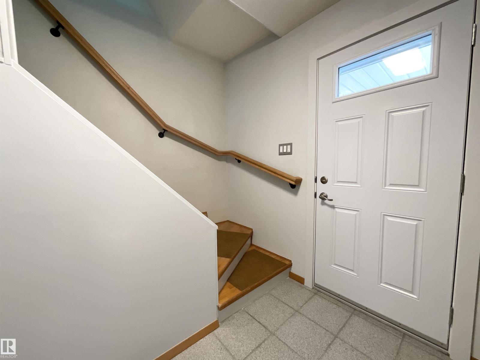 9 MCLEOD PL NW