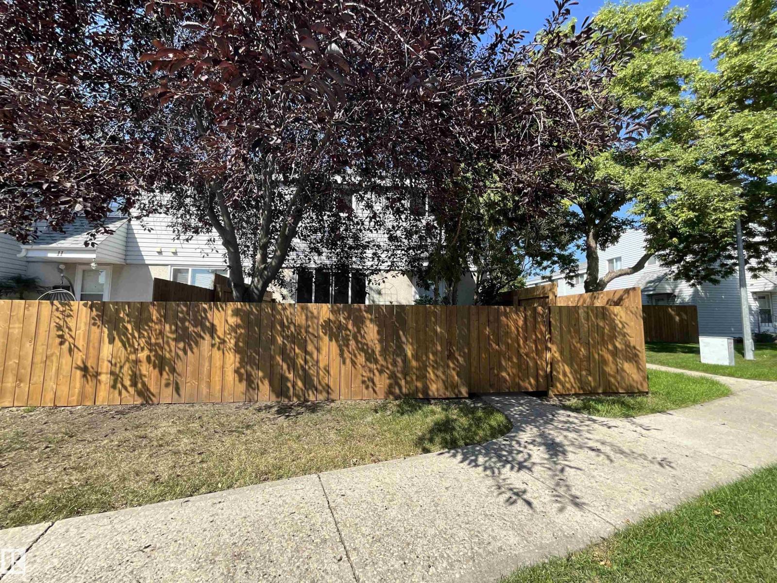 9 MCLEOD PL NW
