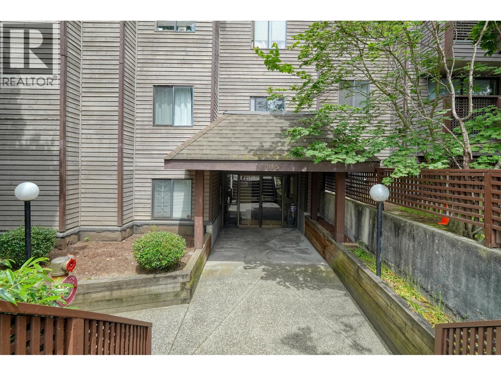 2215 DUNDAS STREET