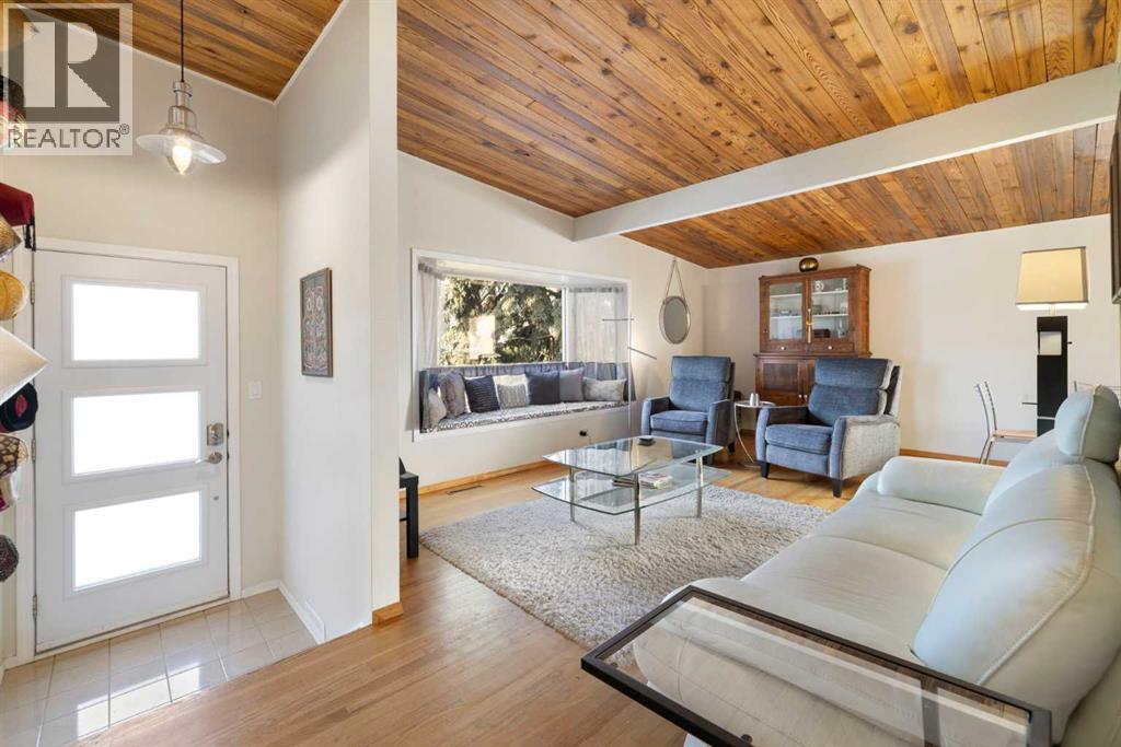 3511 Lakeside Crescent SW