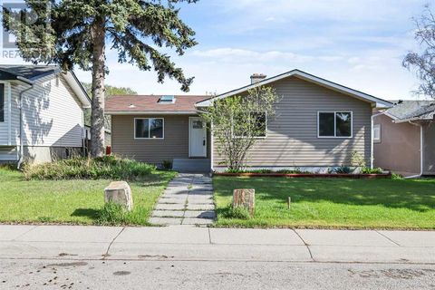 32 Bracebridge Crescent SW Calgary AB T2W0Y7