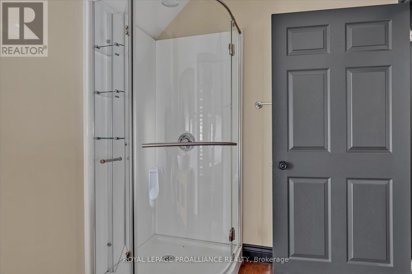 UPPER UNIT - 255 MCDONNEL STREET S