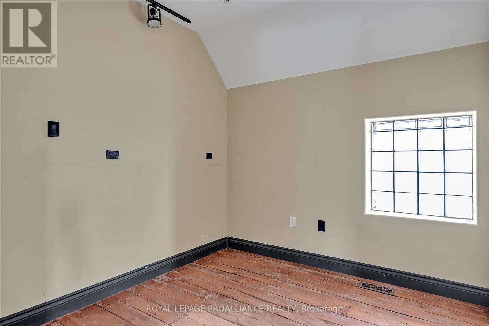 UPPER UNIT - 255 MCDONNEL STREET S