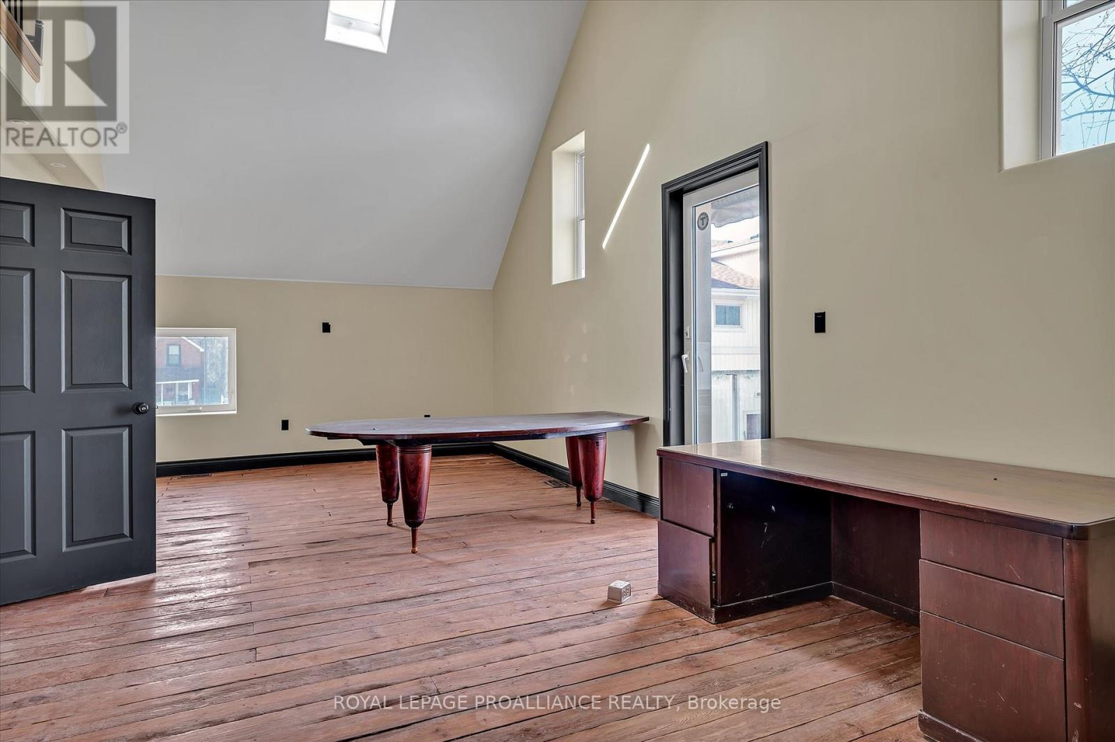 UPPER UNIT - 255 MCDONNEL STREET S