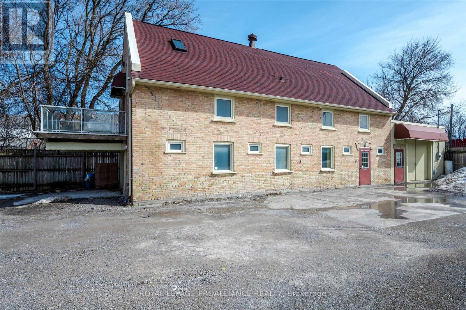 UPPER UNIT - 255 MCDONNEL STREET S