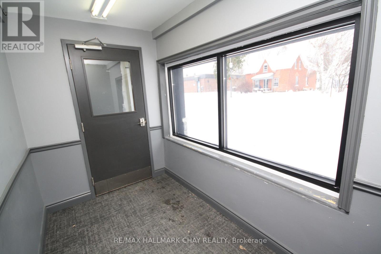 5 - 58 QUEEN STREET W