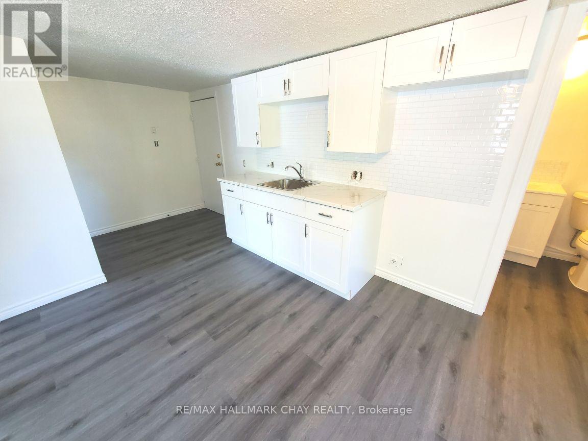 5 - 58 QUEEN STREET W