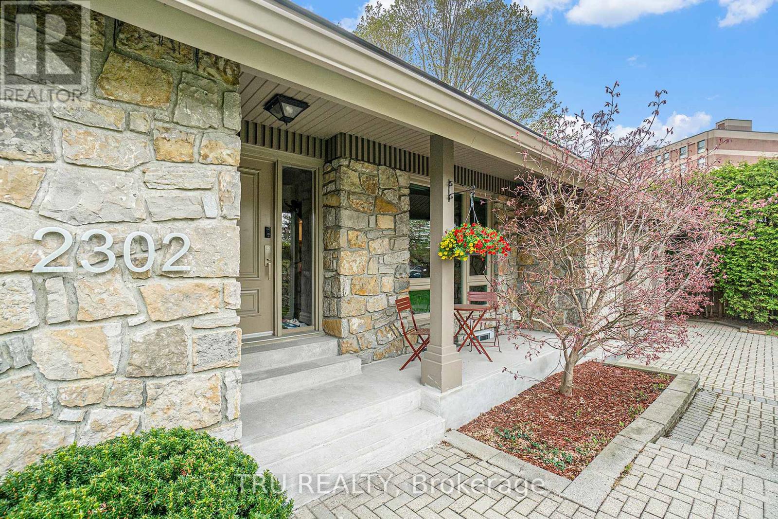 2302 FOX CRESCENT
