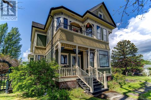 1020 Catherine St Victoria BC V9A3V4