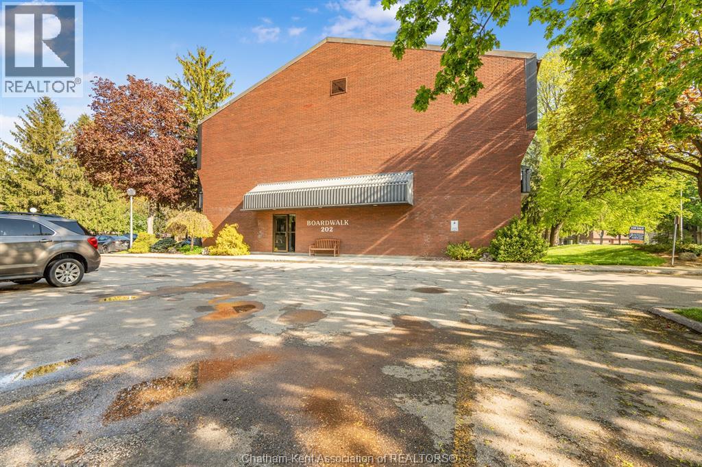 Photo 1 of 32 — 202 CAMPUS PARKWAY Unit# 207, Chatham, ON N7L4Y4