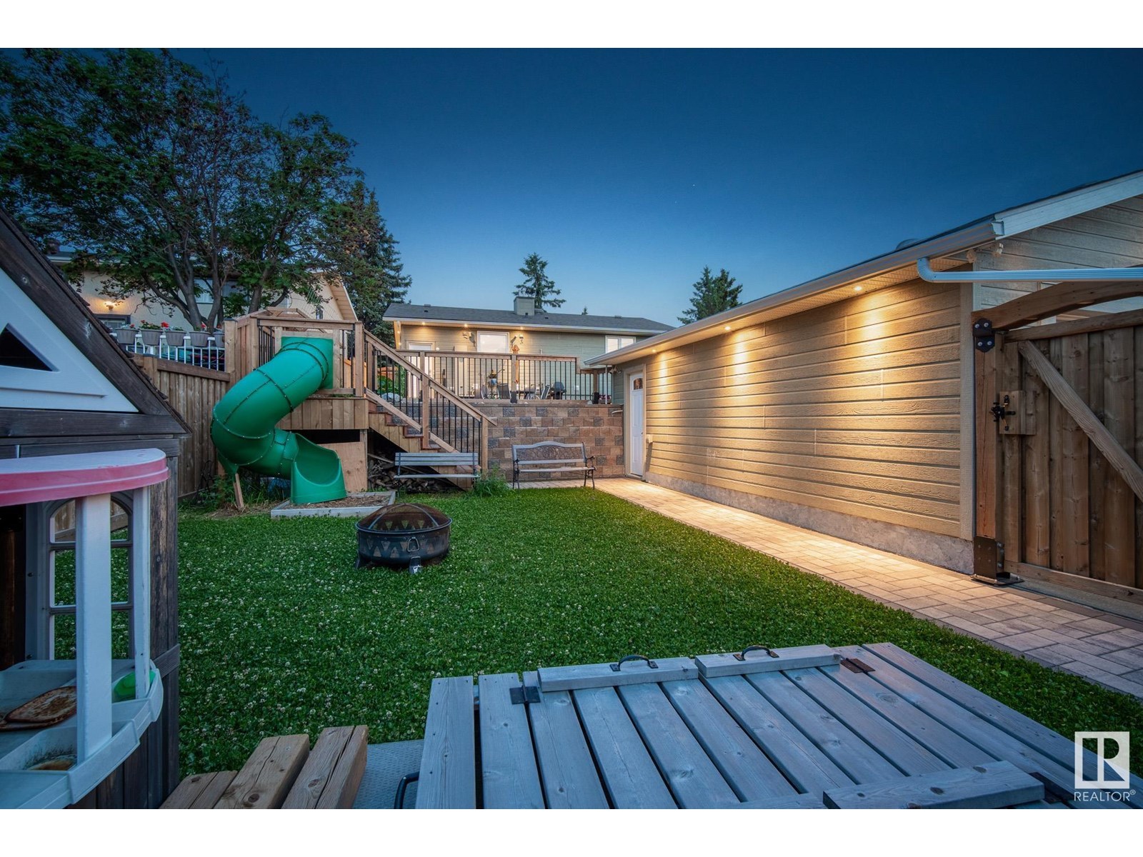 6136 40 AV NW