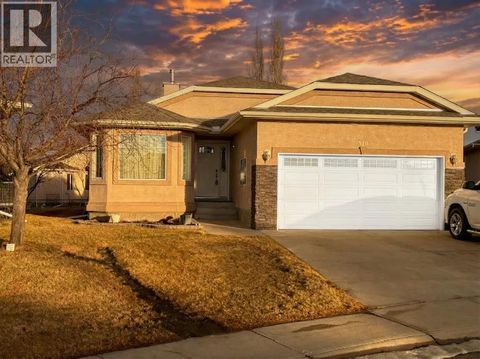 310 Riverside Garden NW High River AB T1V1Y9