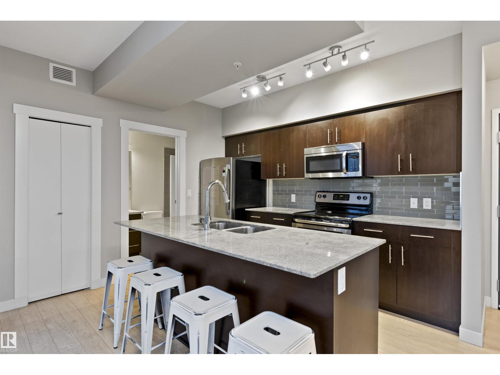 #905 10226 104 ST NW