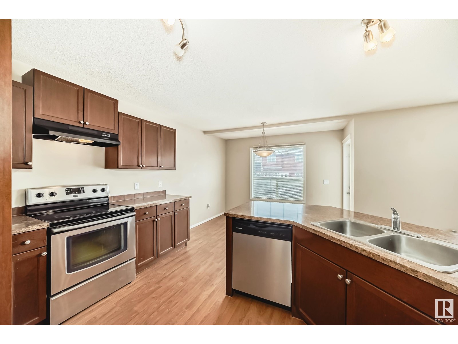 6219 18 AV SW