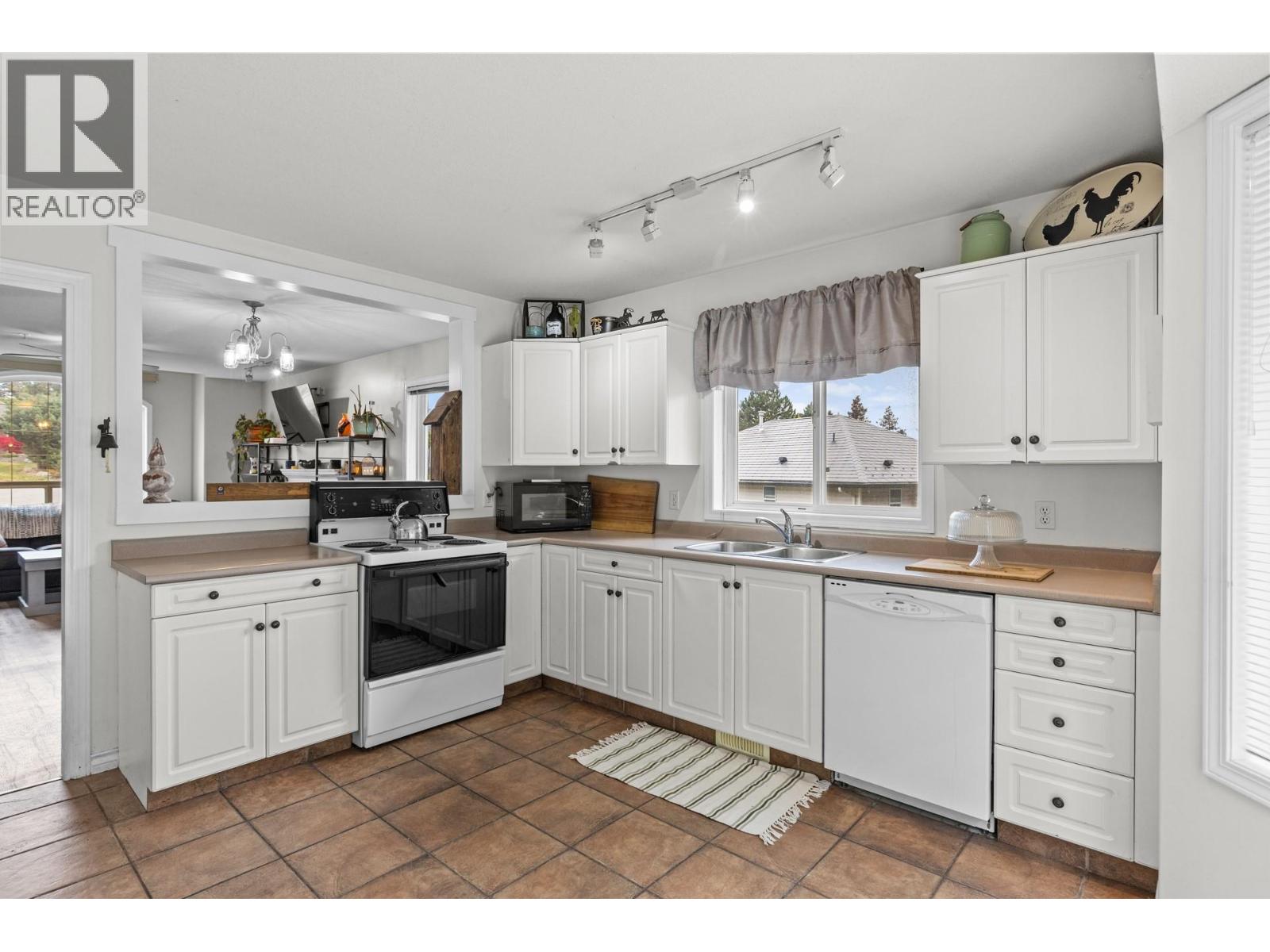 5817 Victoria Street