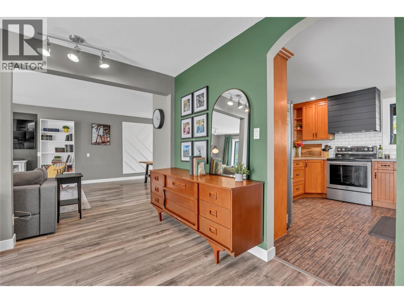 10816 Victoria Road S