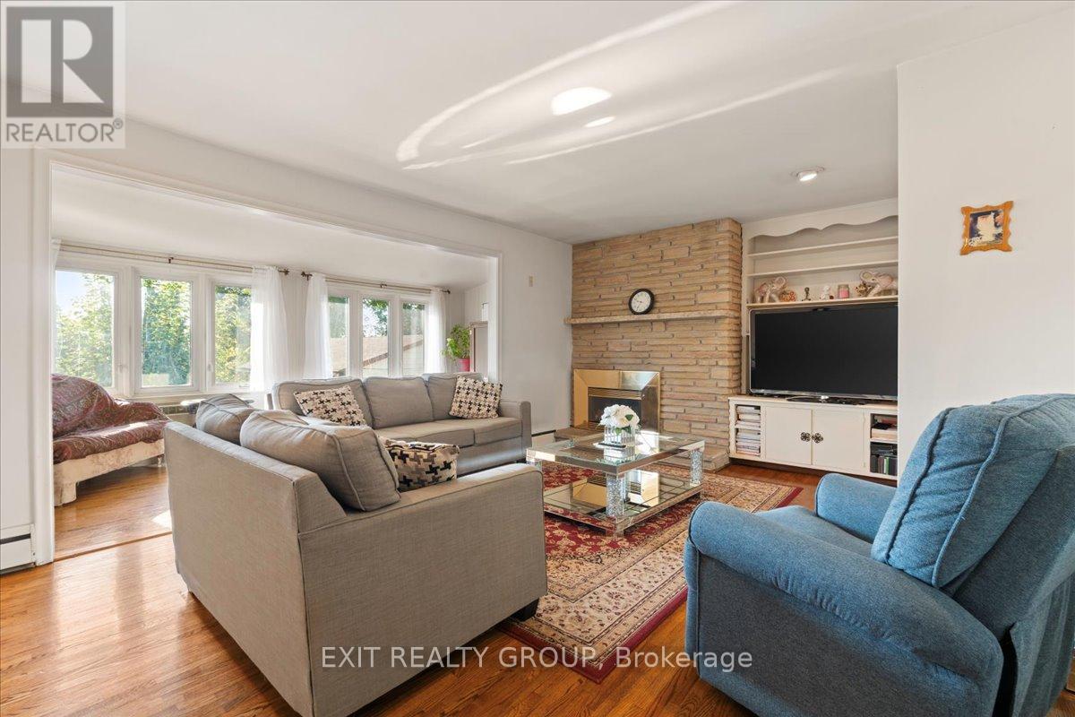 157 DUNDAS STREET W