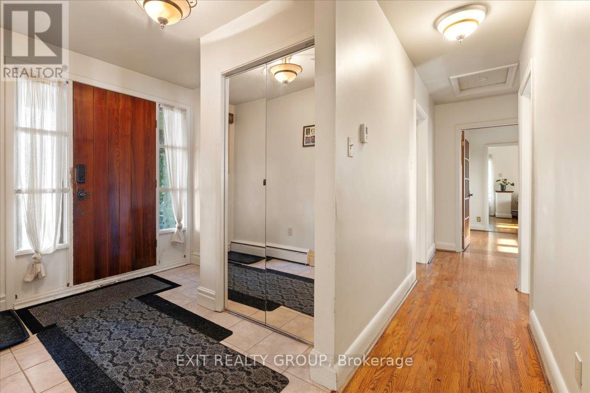 157 DUNDAS STREET W