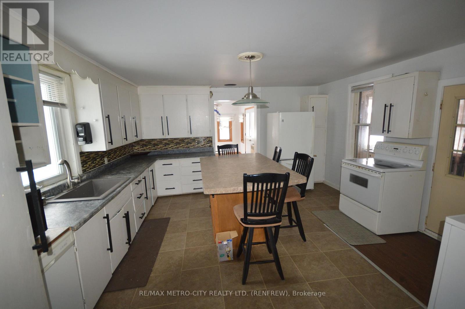 235 RENFREW AVENUE W